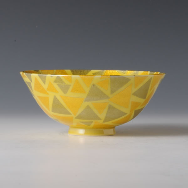 YURIKINGINSAI CHAWAN Sankakumon (Tea Bowl with Triangle design in underglaze gold and silver)