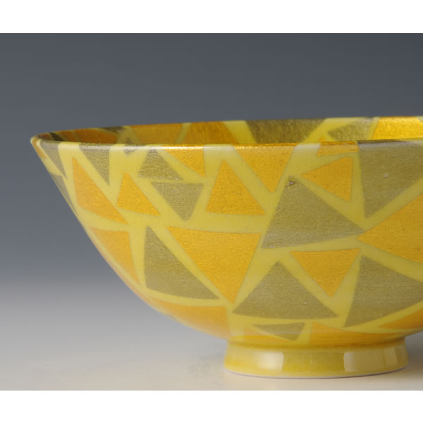 YURIKINGINSAI CHAWAN Sankakumon (Tea Bowl with Triangle design in underglaze gold and silver)