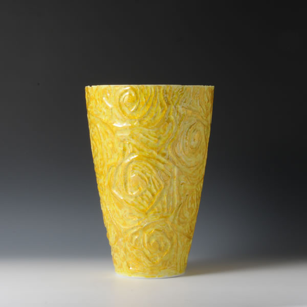 YURIKINSAI BARACHOMON HANAIRE (Flower Vase with engraved Rose design in underglaze gold)