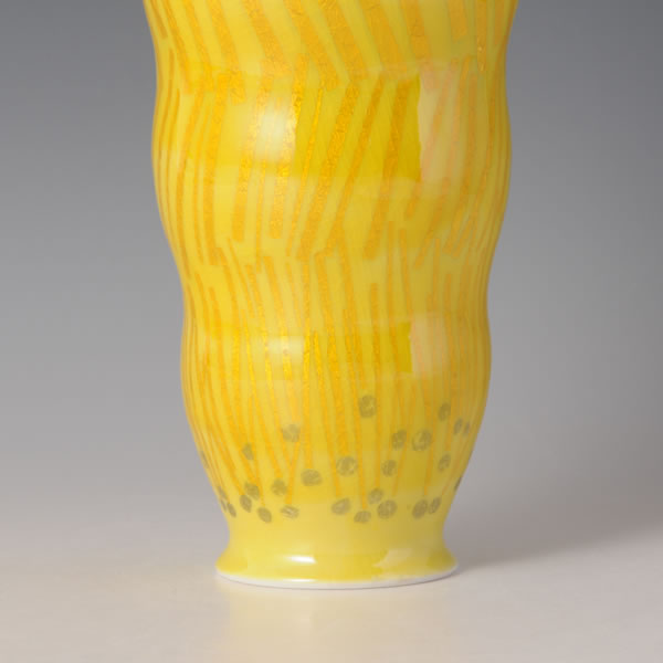 YURIKINSAI HANAIRE KIU (Flower Vase with Figure of Welcome Rain design in underglaze gold)