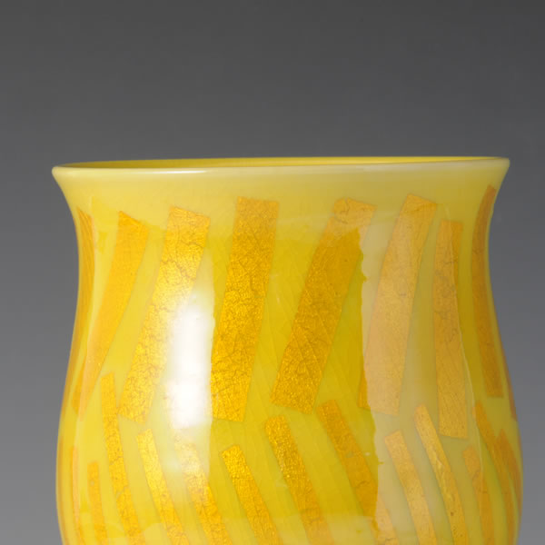 YURIKINSAI HANAIRE KIU (Flower Vase with Figure of Welcome Rain design in underglaze gold)