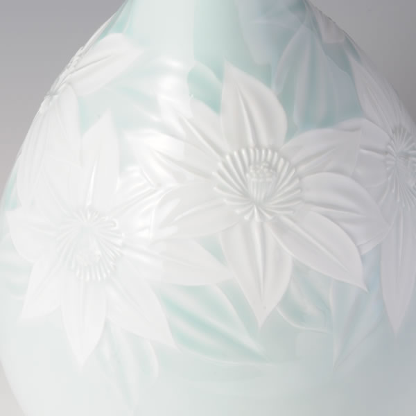 SEIHAKUJI KUREMACHISU INKOKUTSUBO (Jar in Clematis design with Pale Blue glaze in Intaglio) Arita ware