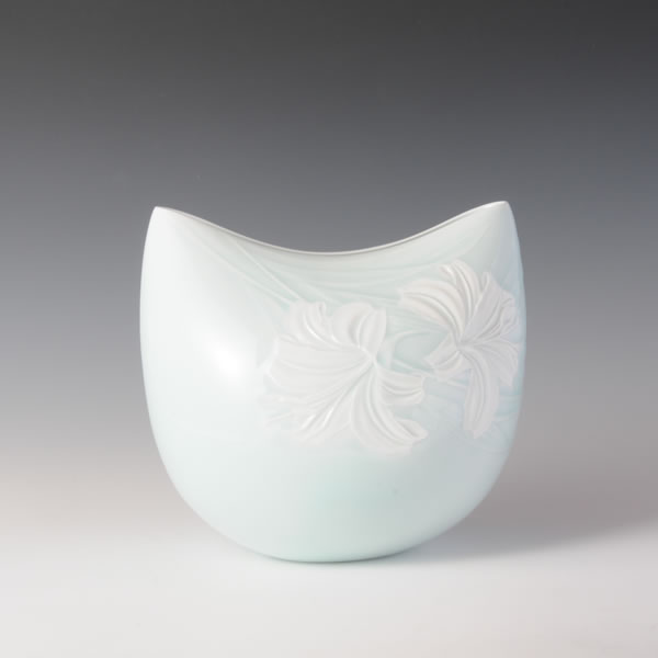 SEIHAKUJI KASABURANKA INKOKUKAKI (Flower Vase with Lilium Casa Blanca design in Intaglio) Arita ware