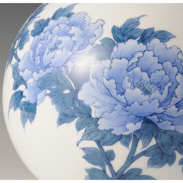 NABESHIMASOMETSUKE BOTANMON TEZUKURIKABIN (Flower Vase with Peony design in underglaze blue) Nabeshima ware