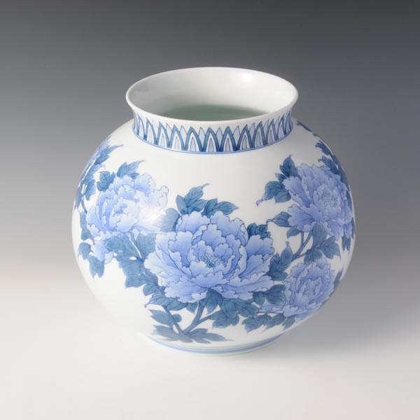 NABESHIMASOMETSUKE BOTANMON TEZUKURIKABIN (Flower Vase with Peony design in underglaze blue) Nabeshima ware