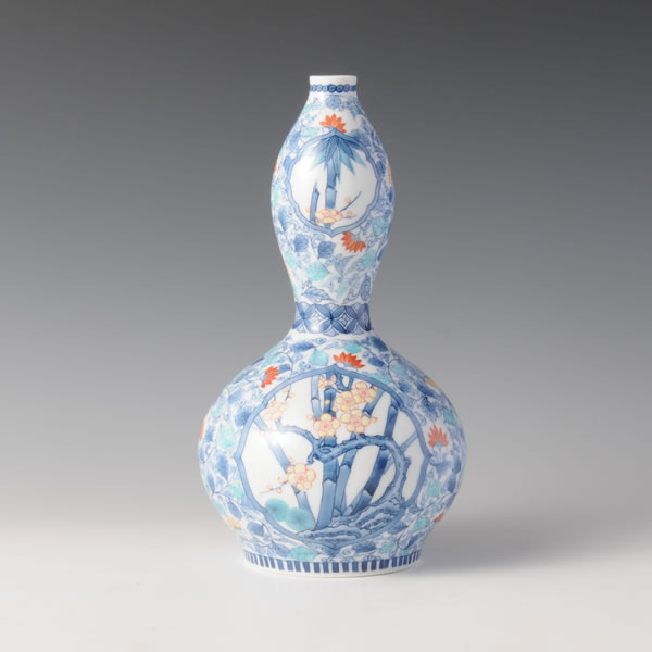 IRONABESHIMA KARAKUSA SAKURAMON TEZUKURIHYOTAN (Vase in the shape of gourd with Vines-coiled & Cherry Blossoms design) Nabeshima ware