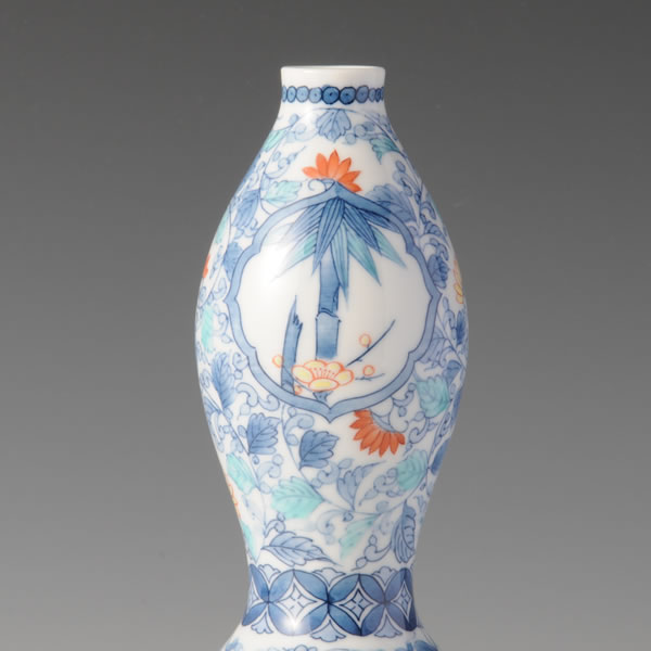 IRONABESHIMA KARAKUSA SAKURAMON TEZUKURIHYOTAN (Vase in the shape of gourd with Vines-coiled & Cherry Blossoms design) Nabeshima ware