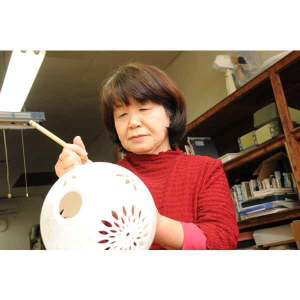 IRONABESHIMA SARASAMON NANASUNKODAISARA (Plate with silk cintz design multi-coloured overglazed enamel) Nabeshima ware