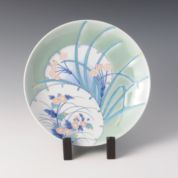 SEIJIKIKUSUISENMON SHAKUSARA (Celadon Plate with Chrysanthemum & Narcissus design)