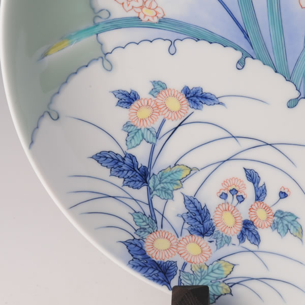 SEIJIKIKUSUISENMON SHAKUSARA (Celadon Plate with Chrysanthemum & Narcissus design)