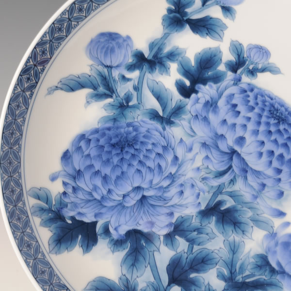 NABESHIMASOMETSUKE KIKUMON SHAKUSARA (Plate with Chrysanthemum design in underglaze blue) Nabeshima ware