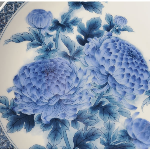 NABESHIMASOMETSUKE KIKUMON SHAKUSARA (Plate with Chrysanthemum design in underglaze blue) Nabeshima ware