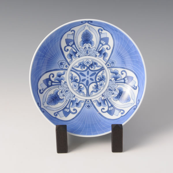 NABESHIMAGINNAN KARAHANAMON KODAIZARA (Plate with Karahana in the Ginkgo design) Nabeshima ware