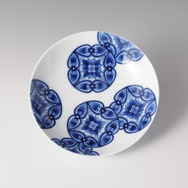 NABESHIMASOMETSUKE MOKKOMON GOSUN KODAIZARA (Plate with Japanese Quince desing in underglaze blue) Nabeshima ware