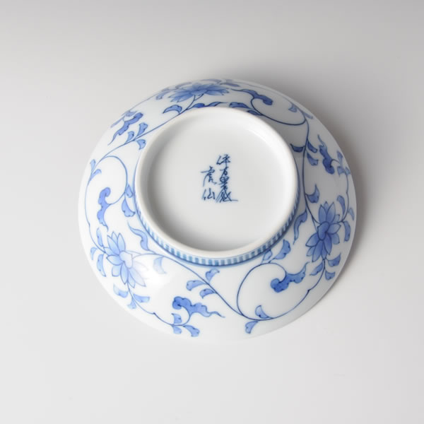 NABESHIMASOMETSUKE MOKKOMON GOSUN KODAIZARA (Plate with Japanese Quince desing in underglaze blue) Nabeshima ware