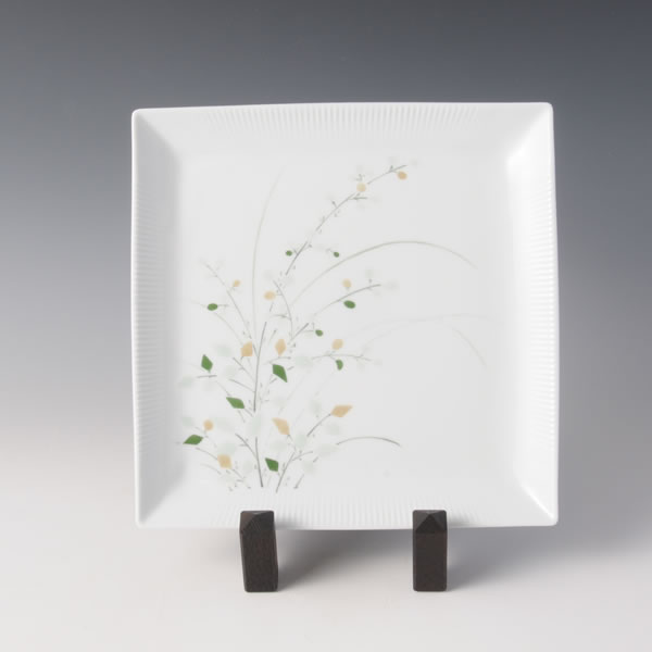 SEIJIYUZOME HAGIMON NAMIGATA PLATE (Plate with the Clover design by Celadon glaze Paints) Nabeshima ware