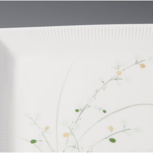 SEIJIYUZOME HAGIMON NAMIGATA PLATE (Plate with the Clover design by Celadon glaze Paints) Nabeshima ware