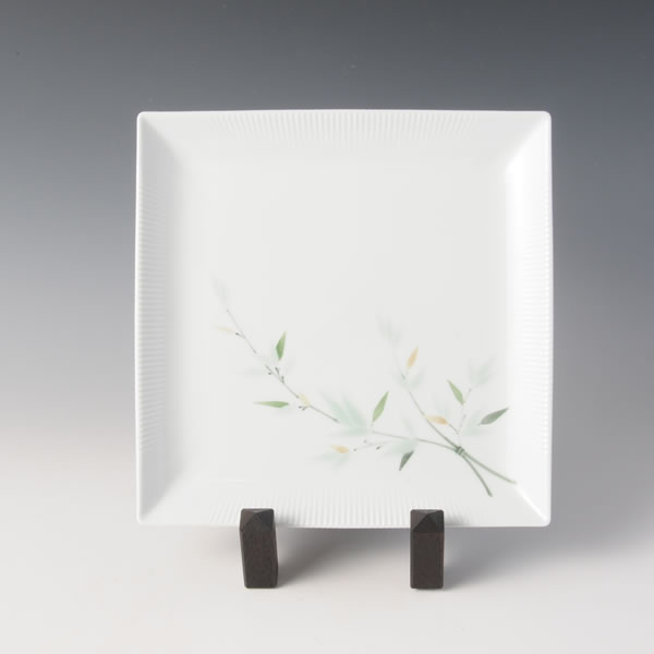 SEIJIYUZOME SASAMON NAMIGATA PLATE (Plate with the Bamboo Glass design by Celadon glaze Paints) Nabeshima ware