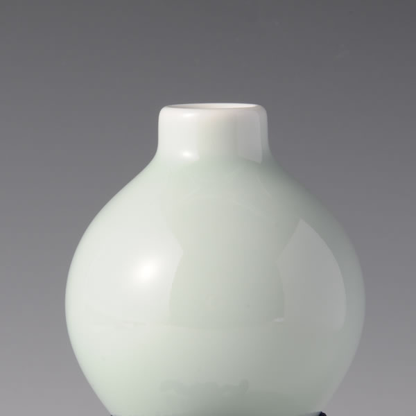 SEIJI HYOTAN (Celadon in the shape of gourd) Nabeshima ware
