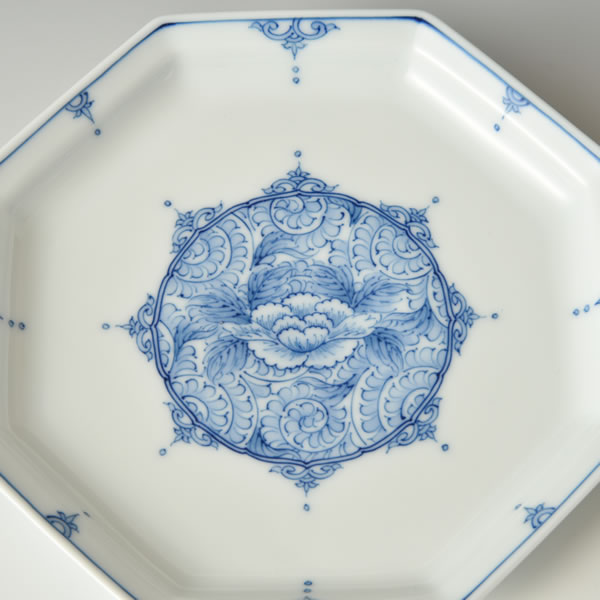 MADORI BOTANKARAKUSA HACHIKAKU GOSUNZARA (Octagonal Plate with Peony & Vines-coiled design) Mikawachi ware