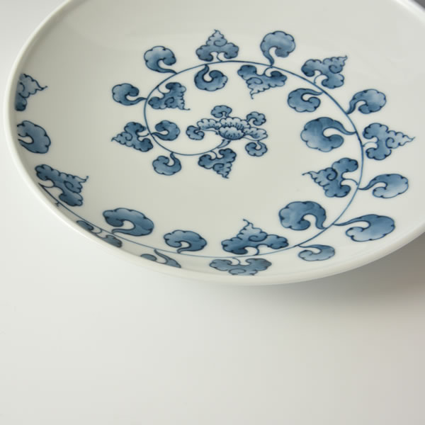 HIRADO KARAKUSA MARUNANASUNSARA (Plate with the Peony & Vines-coiled design) Mikawachi ware