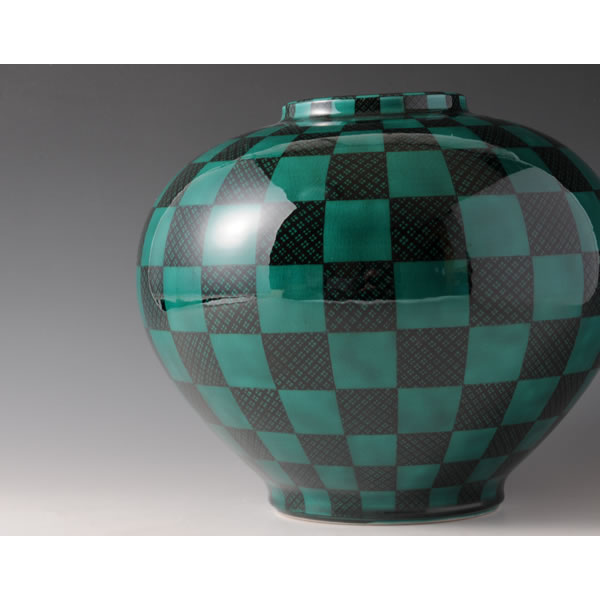 RYOKUSAI KIKAMON KABIN (Flower Vase with Geometric design with Green decoration) Kutani ware