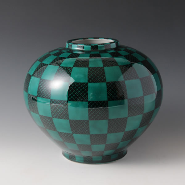 RYOKUSAI KIKAMON KABIN (Flower Vase with Geometric design with Green decoration) Kutani ware