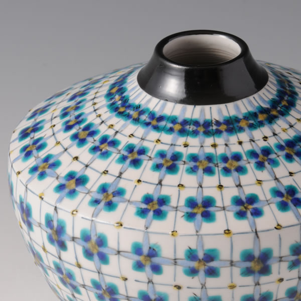 ICHIRINIKE HANAKOMON  (Single Flower Vase with a series of Petals pattern)