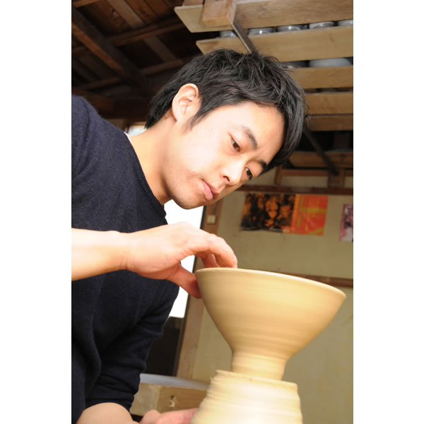 MADARAGARATSU YOHEN TRUMPETGATA KAHEI (Flower Vase with Straw Ash glaze) Karatsu ware