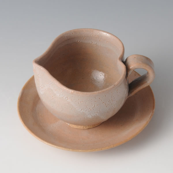 MUJIGARATSU KAIRAGI MOMOGATA COFFEECUP (Plain Karatsu ware peach-shaped Cup & Saucer with Cracks pattern) Karatsu ware