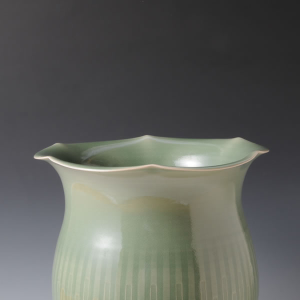 SUISEIJI SENMON KAKI (Celadon Flower Vase with Line design)