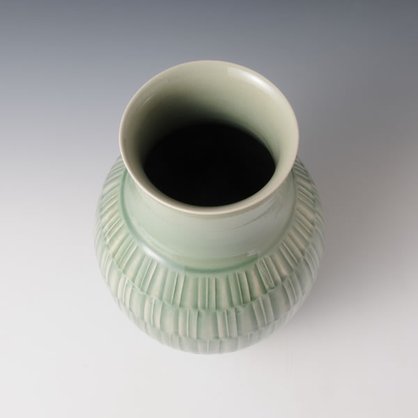 SUISEIJI KOKUMON KAKI (Celadon Flower Vase with engraved design)