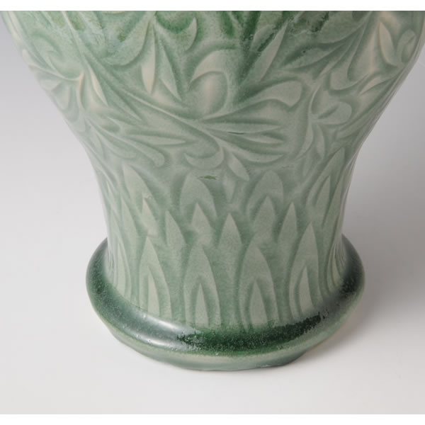 SUISEIJI SOKAMON KAKI (Celadon Flower Vase with Floral Plant design)