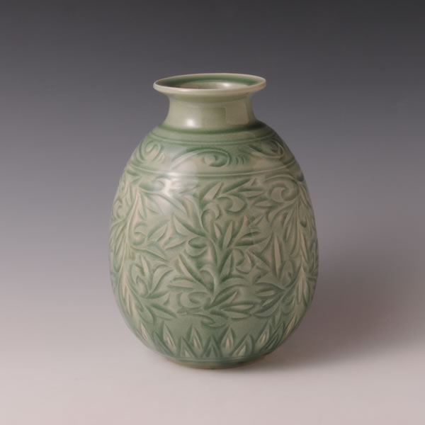 SUISEIJI SOKAMON HANAIKE (Celadon Flower Vase with Floral Plant design A)