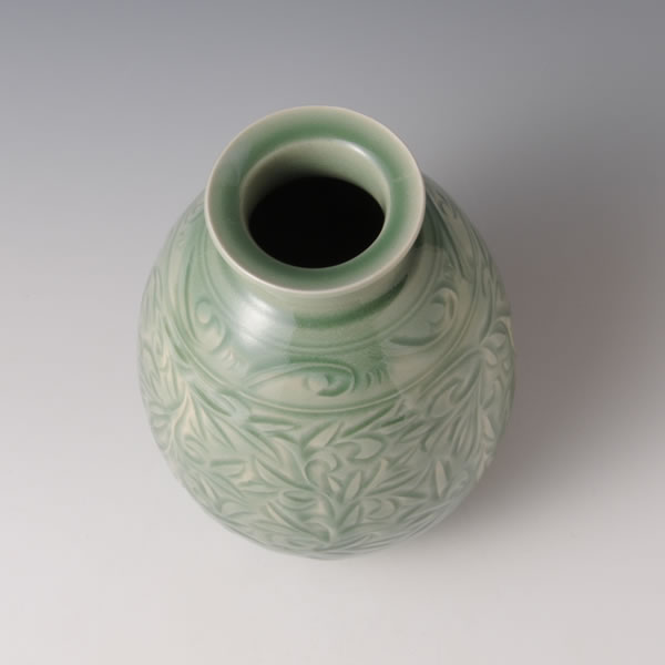 SUISEIJI SOKAMON HANAIKE (Celadon Flower Vase with Floral Plant design A)