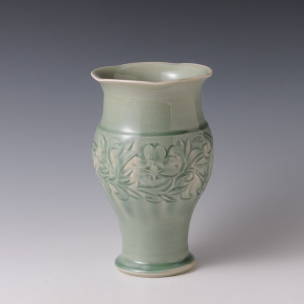 SUISEIJI SOKAMON RINKAHANAIKE (Celadon Flower Vase with Floral Plant design & Foliate Rim)