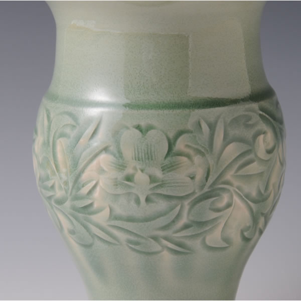 SUISEIJI SOKAMON RINKAHANAIKE (Celadon Flower Vase with Floral Plant design & Foliate Rim)