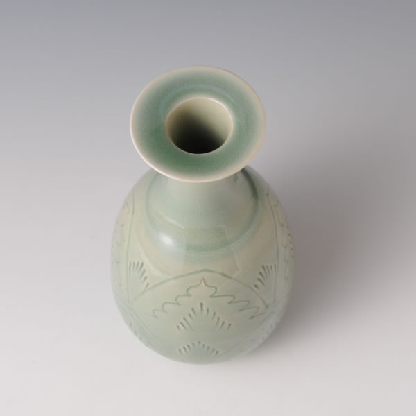 SUISEIJI TSURUKBI HANAIKE (Celadon Flower Vase with Long Neck design)