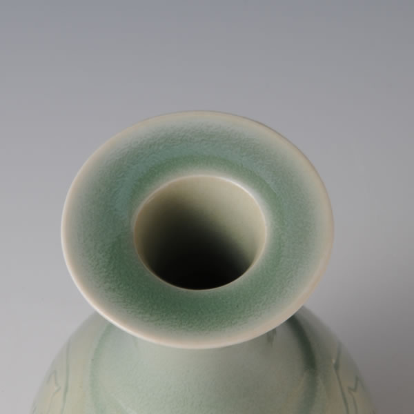 SUISEIJI TSURUKBI HANAIKE (Celadon Flower Vase with Long Neck design)