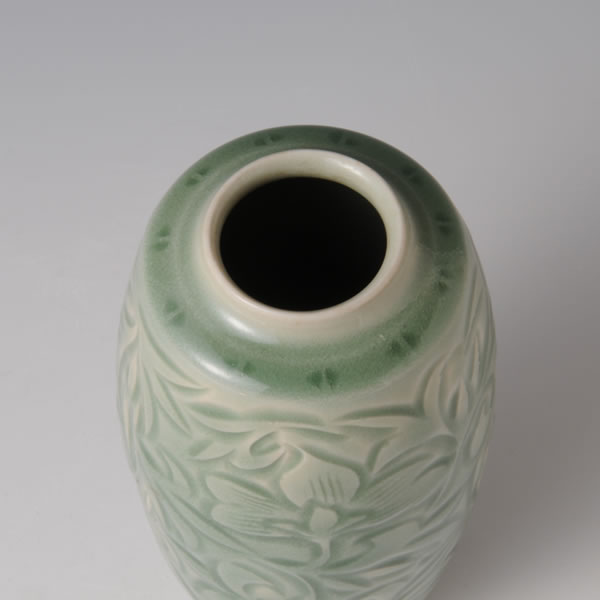 SUISEIJI SOKAMON HANAIKE (Celadon Flower Vase with Floral Plant design C)