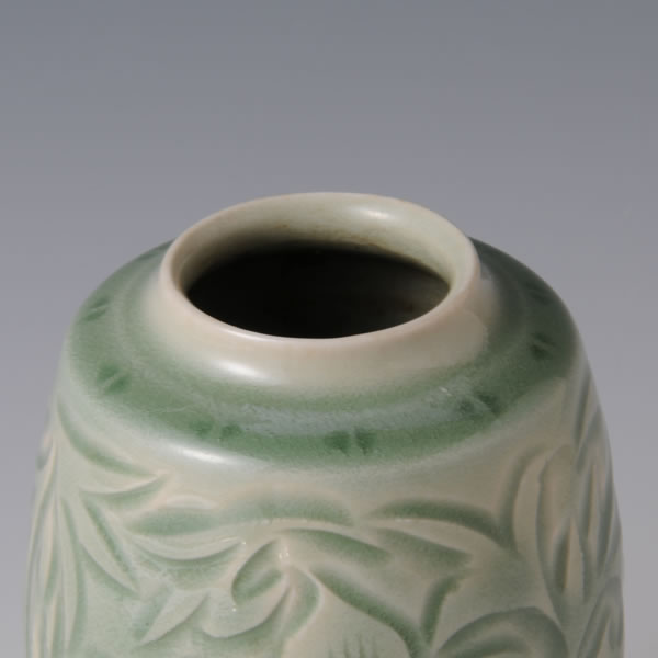 SUISEIJI SOKAMON HANAIKE (Celadon Flower Vase with Floral Plant design C)
