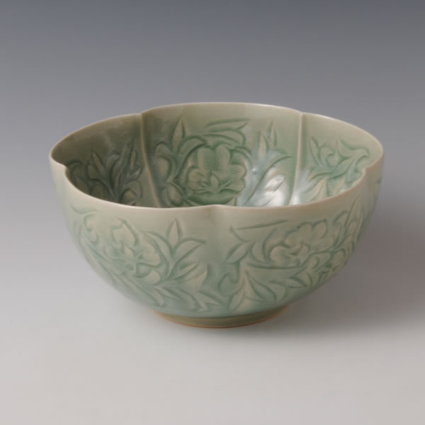 SUISEIJI SOKAMON RINKABACHI (Celadon Bowl with Floral Plant design & Foliate Rim)