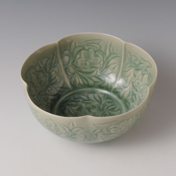 SUISEIJI SOKAMON RINKABACHI (Celadon Bowl with Floral Plant design & Foliate Rim)