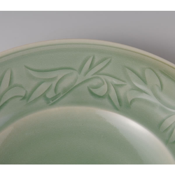 SUISEIJI SOKAMON SARA (Celadon Plate with Floral Plant design A)