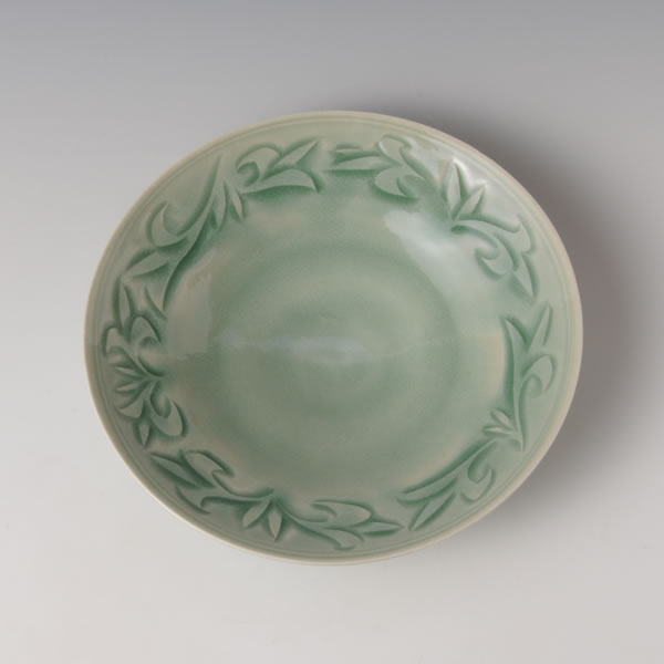 SUISEIJI SOKAMON SARA (Celadon Plate with Floral Plant design B)