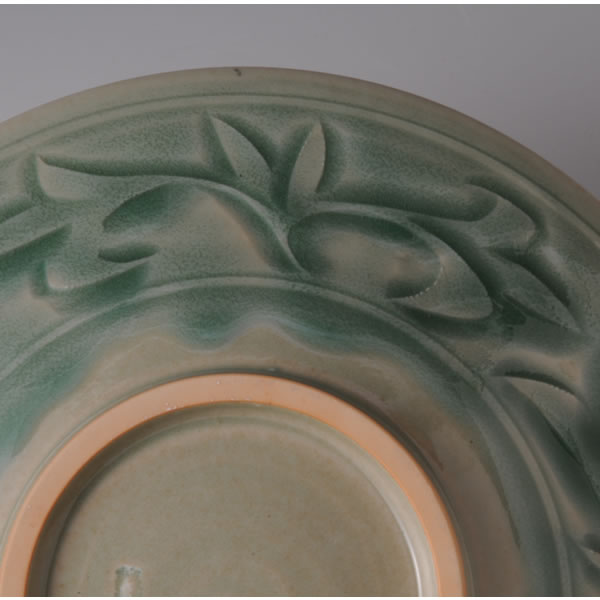 SUISEIJI SOKAMON SARA (Celadon Plate with Floral Plant design B)