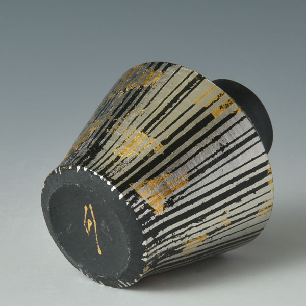 KOKUJI KIN PLATINUM HAKKOSAI YORI KOTSUBO  (Black Porcelain Small Jar with Gold & Platinum Foils)