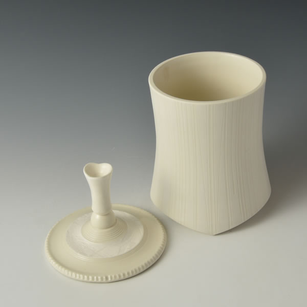 YORI FUTAKI (White Porcelain Covered Vessel)