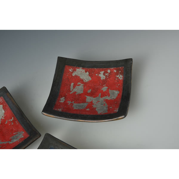IROE PLATINUM HAKKOSAI KAKUZARA (Plate with Platinum Foils & overglaze enamel)